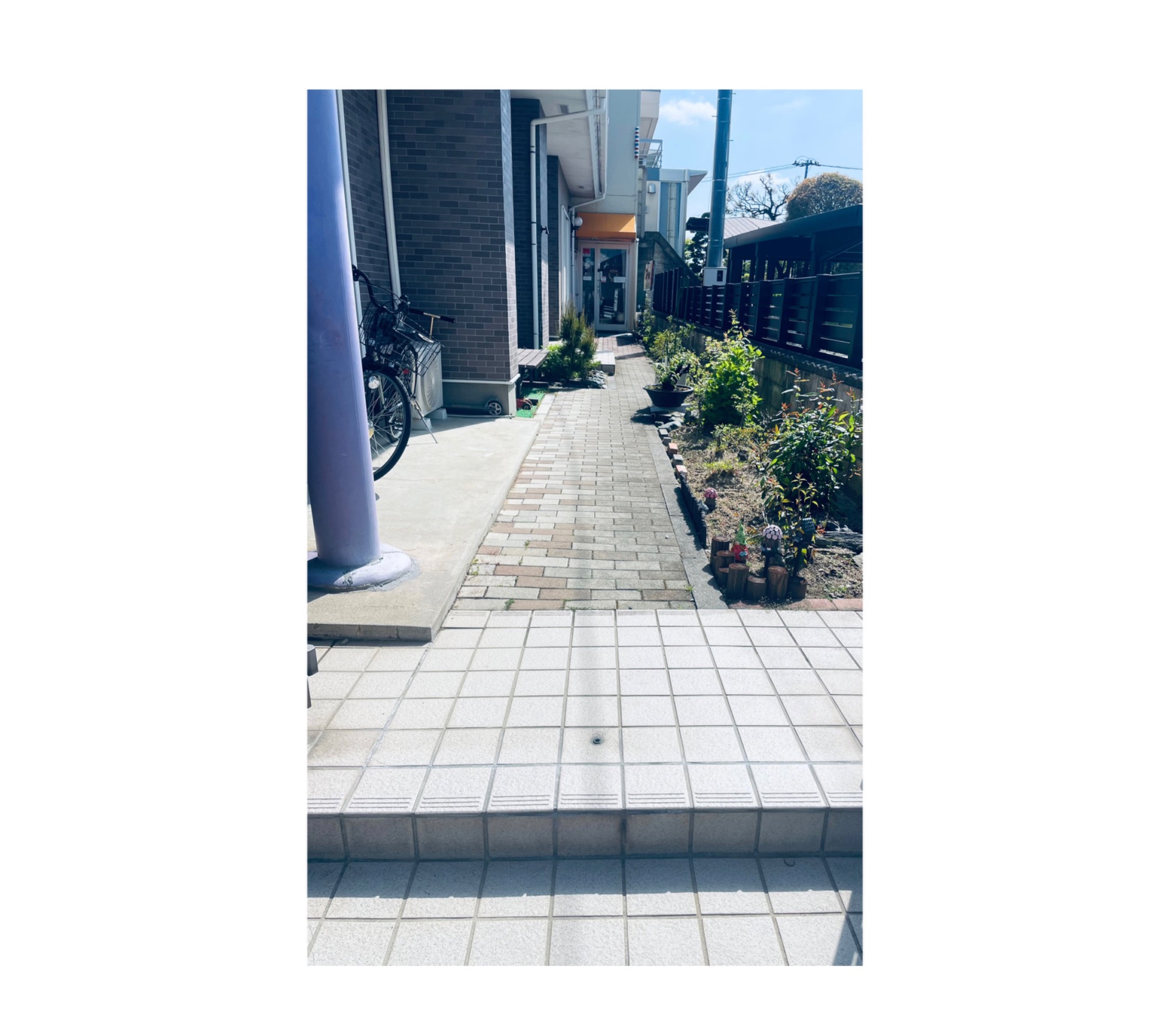 自宅門から通路を進んでいただくと入口です